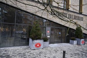 Betjent afviser at have talt om sex og onani under køreprøver. Han nægter krænkelser og stillingsmisbrug.