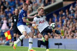 Christian Eriksen og holdkammeraterne fra Tottenham skal måske snart på langfart for at spille en Premier League-kamp. Foto: Peter Byrne/AP