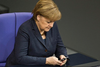 Tysklands forbundskansler, Angela Merkel, ses ofte i selskab med sin mobiltelefon. Hun sender og modtager sms-meddelelser dagen igennem, og nu lader det til, at den amerikanske efterretningstjeneste har overvåget hendes mobiltelefon. Foto: Gero Breloer/AP