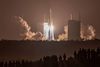 Long March 5 raketten med den kinesiske månemodul Chang'e-5 sendes af sted fra det kinesiske rumfarts center i Hainan. Modulet skal hente materiale på Månen og bringe det tilbage til Jorden. Lykkes missionen lander det igen i Kina tre uger efter opsendelsen. Foto: STR / AFP