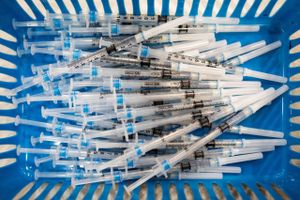 Statens Serum Institut kasserede en million gamle coronavacciner i maj. Der kan komme mange flere, lyder det.