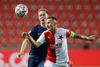 Nærkamp imellem Slavia Prags Jan Boril og FC Midtjyllands Joel Andersson. Foto: David W Cerny/Reuters