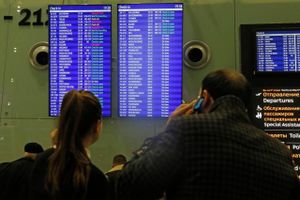 Torsdag var Moskva ude med riven, da briterne forbød flyvninger til Sharm el-Sheikh efter mistanke om terror ved det russiske flystyrt i Sinai. Fredag udstedte Rusland selv et endnu mere vidtgående forbud.