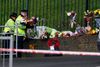 Beboere og kammerater til offeret lagde blomster på gadehjørner og foran kasernen. Bag afspærringerne blev buketterne lagt til rette af politiet. Foto: Sang Tan/AP