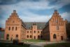 Herlufsholm Kostskole ved Næstved. Det er blevet moderne at gå på kostskole. I hvert fald kan otte ud af landets 13 kostskoler og -gymnasier prale af en stigning i antallet af ansøgere over de seneste par år. Det viser en rundringning, som Kristeligt Dagblad har foretaget til alle skoler med kostafdelinger for velfungerende danske unge, der selv aktivt har valgt at gå der. På den traditionsrige kostskole Herlufsholm går der eksempelvis 290 kostelever, og skolen blev for et par år siden nødt til at udvide kostafdelingen for at imødekomme den store efterspørgsel. Det fortæller rektor Klaus Eusebius Jakobsen. Ritzau