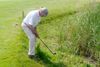 Som golfspiller kommer man i tæt kontakt med naturen. Her oplever Bent Hedegaard dog, at naturen også kan gøre det vanskeligt at få ram på den lille bold. Foto: Leif Laursen