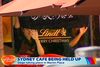 Gidseltageren i Sydney fik gidsler til at holde et såkaldt Black Standard-flag op mod vinduet på cafeen.