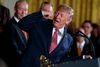 Donald Trump har jævnligt været ude med offentlig kritik af Amazon, både før og efter han har tiltrådt præsidentembedet. Nu er den amerikanske præsident gået til angreb igen. Foto: AP Photo/Evan Vucci