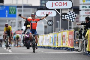 Yukiya Arashiro var lykkelig, da han vandt Tour de France Saitama Criterium foran Tour de France-vinderen Egan Bernal og Primoz Roglic, der vandt årets Vuelta a Espana. Foto: Kazuhiro NOGI / AFP
  