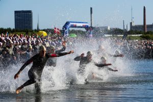 Starten på Ironman løbet i Aarhus. Deltagerne starter med at hoppe i vandet ved Tangkroen. 