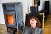 Gitte Andersen fra Dybvad i Nordjylland blev i 2010 forbrændt over det meste af kroppen. Gitte Andersen har ikke noget imod en brændeovn, der fyres op med træ. »Men jeg rører aldrig væske. Jeg vil overhovedet ikke have det i mit hus.« Foto: Gregers Tycho