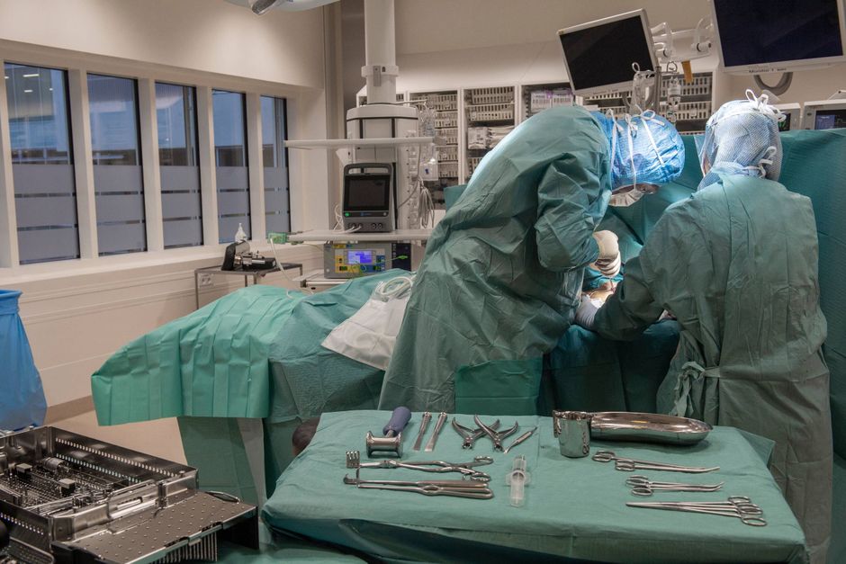 Mave-tarmkirurgisk afdeling på Aarhus Universitetshospital kan fortsat ikke tilbyde alle kræftpatienter operationstid inden for de maksimale ventetider. Den første patient er nu sendt til behandling i Storbritannien.