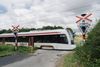 Det var ved denne jernbaneoverskæring i Trustrup på Djursland, at en 34-årig mand og en syvårig dreng lørdag formiddag mistede livet i en kollision med et letbanetog. Foto: Laura Krogh