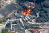 47 mennesker blev dræbt i togulykken i Lac-Mégantic i Canada. Her ses røg og flammer stige op fra godsvognene, efter at der skete flere eksplosioner i kølvandet på, at toget med råolie blev afsporet. Foto: Paul Chiasson/AP