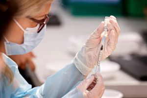 Danske Regioner og Praktiserende Lægers Organisation (PLO) har indgået en aftale, der betyder, at de praktiserende læger nu kan begynde at hjælpe med at vaccinere mod coronavirus.