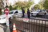 Betjente står nær Barack Obamas hjem i Washington D.C. Secret Service har øget sikkerheden om den tidligere præsident efter afsendelsen af de mulige eksplosiver. Foto: Alex Brandon/AP