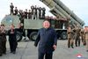 Fra denne nyudviklede missilrampe affyrede Nordkorea i forrige weekend igen to testmissiler med en rækkevidde, så de kan nå mål i Sydkorea og Japan. Kim Jong-un trykkede personligt på knappen, hed det. Men præsident Trump tager det helt roligt. Foto: Nordkoreas nyhedbureau, KCNA