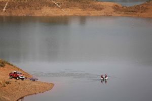 Britisk politi er til stede ved en dam, hvor der ledes efter nye spor i sagen om Madeleine McCanns forsvinden.