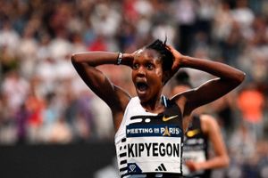 Faith Kipyegon skar fredag næsten halvanden sekund af verdensrekorden på 5000 meter for kvinder.