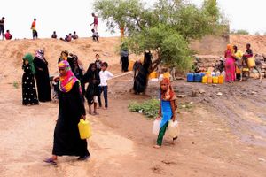 Yemenitiske flygtninge ehnter vand ved en vandpost. Der er risiko for, at en hungernød kan ramme hqalvdelen af landet 29 mio. indbyggere, advarer FN's nødhjælpschef, Mark Lowcock. Foto: Essa Ahmed/AFP