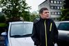 Peter Henckel foran sin Hyundai Getz, der er begyndt at strejke, når det regner. Det er imidlertid ikke det eneste problem, han har. Den 14. august udløber hans ret til den såkaldte arbejdsmarkedsydelse. Foto: Ida Munch