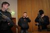 Den selvbestaltede borgmester i Slavjansk, Vjatjeslav Ponomarjov (i midten), blæser på et officielt russisk krav om, at de otte tilfangetagne OSCE-observatører skal løslades. Foto: Alexander Ermochenko/AP