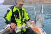 Professor Søren Rysgaard, Aarhus Universitet, har gennem mere end 30 år arbejdet med effekten af klimaforandringer i Nordøstgrønland. Her er han ved at udsætte en automatisk målesonde i fjordsystemet ved Ella Ø. Foto: Peter Bondo Christensen
