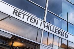 Peter Lundin fik i sin tid nej, men drabstiltalt præst fik tirsdag held til at få tilhørere sendt ud.