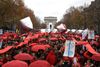 Klimaaktivister med røde paraplyer demonstrerede lørdag i Paris. Meningen var at gøre opmærksom på de befolkninger, som trues af den globale opvarmning, og opfordre til at sætte en stopper for brug af fossile brændstoffer. Op til topmødet havde den franske regering forbudt alle former for forsamling pga. terrorangrebene i Paris i november. Men forbuddet blev ophævet undervejs. Foto: Thibault Camus/AP