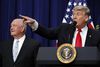 Donald Trump kræver 5 mia. dollars til arbejdet med en grænsemut mod Mexico. Ellers vil han ikke underskrive det amerikanske statsbudget. Foto: Jacquelyn Martin/AP