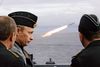 Den russiske forsvarsminister Sergei Ivanov og præsident Putin overværer en missilaffyring under en militærøvelse i Barentshavet.