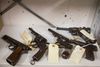 Ved den seneste frit lejlde-aktion blev der bl.a. indleveret maskinpistoler, pistoler, håndgranater og stikvåben. Foto: Kasper Løftgaard