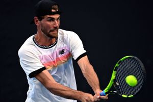 Den danske tennisstjerne skal op imod knap to meter høj servespecialist fra USA.
