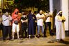 Bedende muslimer ved Finsbury Park, hvor en varevogn natten til mandag pløjede igennem en menneskemængde. Foto: Yui Mok/AP