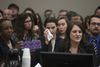 Rachael Denhollander tørrer en tåre væk ved dommen over Larry Nassar. Hun var den første kvindelige gymnast, der stod frem med anklager om sexovergreb. Foto: Matthew Dae Smith/AP