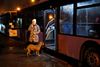 Der var køer ved pengeautomater og benzinstationer fredag aften i de to udbryder-områder. Efterfølgende blev busser kaldt ind. Foto: REUTERS/Alexander Ermochenko