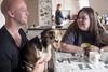 Hunden Buster slapper af i selskab med Uno og Claudia, mens Katrine laver kaffe i køkkenet. Foto: Cecile Smetana