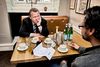 Lars Løkke Rasmussen konfronteres af Ekstra Bladet med regninger fra tøjforretningen Zornig på Frederiksberg. Det bliver startskuddet på en alvorlig politisk krise for V-formanden. Foto: Ekstra Bladet
