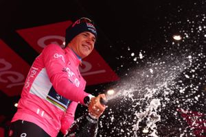 Remco Evenepoel trækker sig fra Giro d'Italia, efter en rutinetest har vist sig at være positiv.