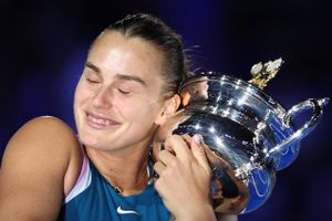 Med politik svirrende i luften vandt belarusiske Aryna Sabalenka sin første grand slam-titel med en finalesejr over Elena Rybakina i tre sæt.