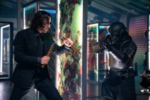 John Wick er tilbage i et magnum opus, som vil mere, end den kan bære – men samtidig leverer enestående actionsekvenser.