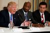 Lægemiddelgiganten Mercks adm. direktør Kenneth Frazier (i midten) trådte mandag tilbage fra Donald Trumps råd. Foto: AP/Evan Vucci