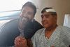 Diego Maradona sammen med sin læge Leopoldo Luque efter sin operation i hjernen i begyndelsen af november. Foto: Diego Maradona press office/AFP/TT
