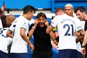 Den italienske cheftræner Antonio Conte forlader Tottenham efter gensidig aftale, oplyser klubben.