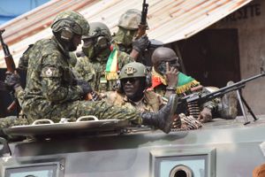 Militære specialstyrker har taget magten med det vestafrikanske land og har indført udgangsforbud og lukket grænserne.