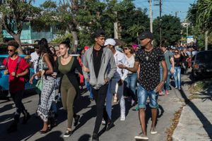 Tidligt mandag forvandles gaderne omkring Revolutionspladsen til et menneskehav. Bølger af mennesker marcherer ind mod pladsen fra alle sidegader for at sige farvel til Fidel Castro. Foto: Anne Hollande