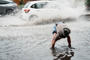 Rekordstore mængder regn har ramt store dele af Danmark og resulteret i oversvømmelser flere steder. Nu får danskerne en regnpause, men kun for en kort stund.