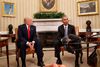 Dagen efter præsidentvalget i november mødtes den daværende præsident, Barack Obama, med efterfølgeren Donald Trump. Nu anklager Trump Obama for at have foretaget aflytninger af Trump Tower efter valget. Foto: AP
