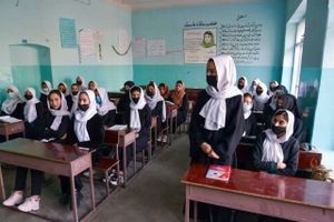 Taliban er ikke imod uddannelse for piger, understreger indenrigsminister, der lover "meget gode" nyheder.