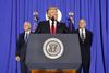 Donald Trump flankeret af vicepræsident Mike Pence (tv.) og minister for indenrigssikkerhed, John F. Kelly Foto: Pablo Martinez Monsivais/AP